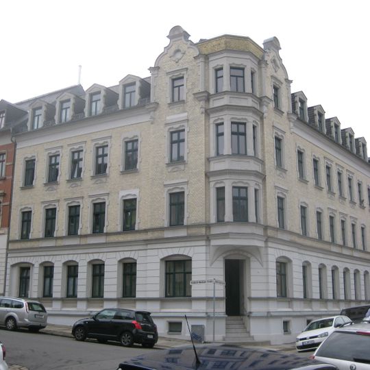 Mietshaus in geschlossener Bebauung, in Ecklage Friedrich-Naumann-Straße 2a
