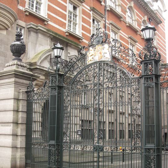 Gates And Piers Between Norman Shaw North And South Buildings, Former New Scotland Yard