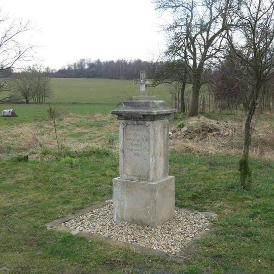 Kříž v Podlešíně u silnice na Chvalov