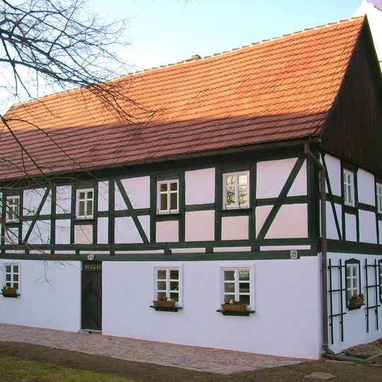 Wohnhaus und westliches Seitengebäude eines Bauernhofes Am Elstergrund 25