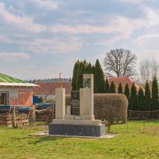 Pomník padlým v Nové Vsi u hlavní silnice