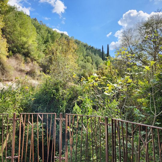 רחבת בטון מגודרת המשקיפה על הנחל.