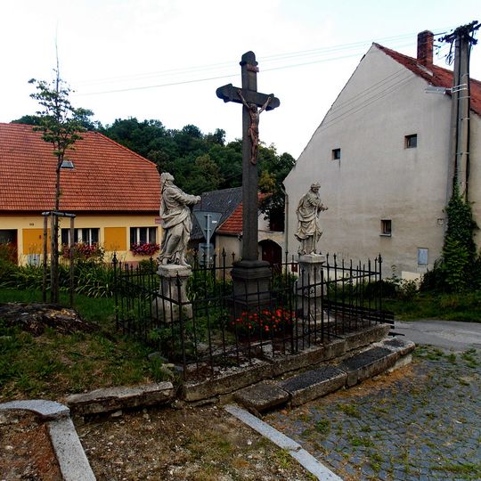 Kříž u kostela svatého Václava v Netolicích