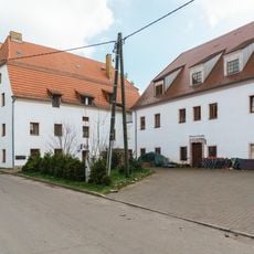 Einzeldenkmale der Sachgesamtheit Rittergut und Park Dröschkau: lang gestrecktes Herrenhaus mit Wirtschaftstrakt, westliches Torhaus, östliches Wohngebäude sowie östlich anschließende Mauerreste eines ehemaligen Wirtschaftsgebäudes (siehe auch