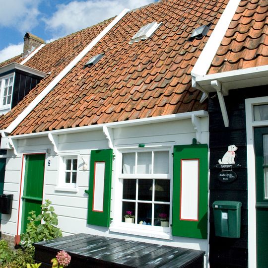 Houten huis onder zadeldak