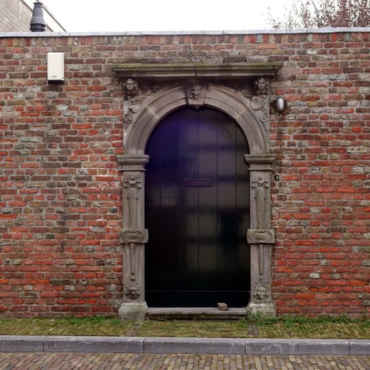 Gebeeldhouwd natuurstenen poortje