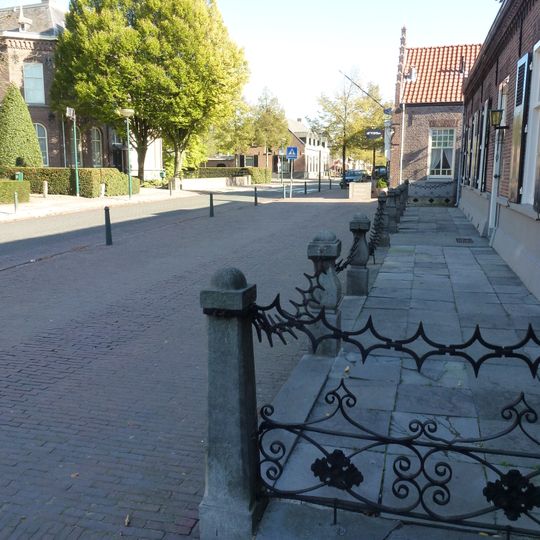 Hardstenen stoeppalen met kettingen