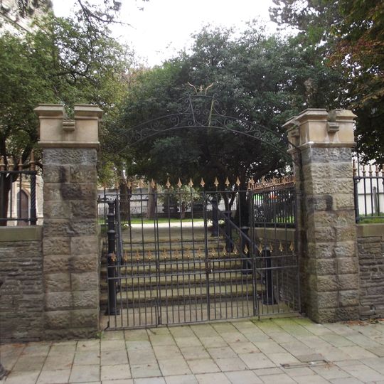 Gates,Gatepiers & Churchyard Wall of St. Thomas' Church,Church Place