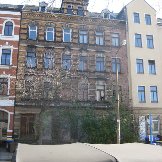 Mietshaus in geschlossener Bebauung mit Vorgarten Blankenauer Straße 2