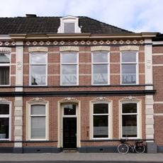 Herenhuis in eclectische stijl (vormt een geheel met nr. 24)