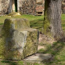 Odpočivný kámen u rozcestí k zámku v Mašťově
