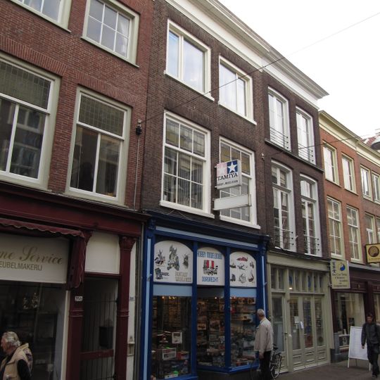 Pand met eenvoudige lijstgevel, midden