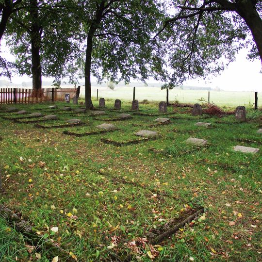 Cmentarz wojenny z I wojny światowej, ok. 200 m na zachód od wsi