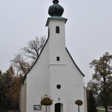Kath. Filialkirche hl. Bartholomäus mit Friedhofsfläche