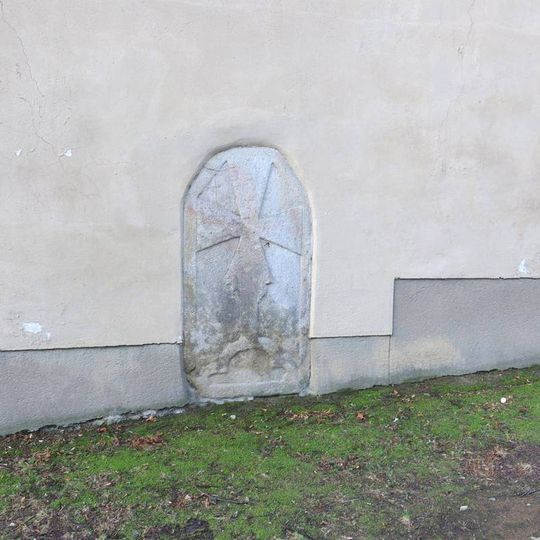 Křížový kámen ve zdi kostela Nanebevzetí Panny Marie v Havlíčkově Brodě