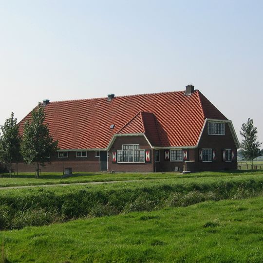 Boerderij in traditionele stijl, met Delftse school-invloeden