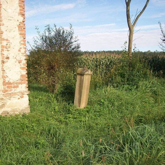 Kříž u silnice severně od Ohnišťovic