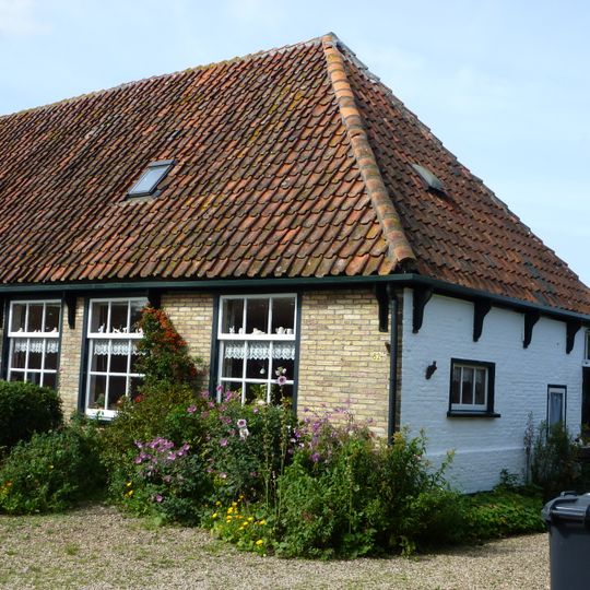 Woonhuis onder zadeldak; houten voorschot met getoogd zolderluik; twee vensters met negen ruiten