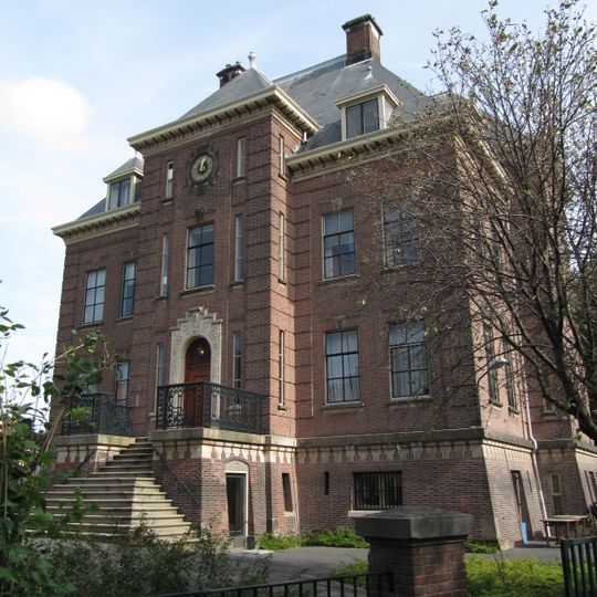 Vrijstaande villa in een historiserende bouwstijl