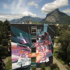 Pour cette fresque, l’artiste a uni l’art abstrait et le figuratif avec un personnage masculin dans un mouvement d’immersion dans l’espace numérique à la manière de « Matrix ».