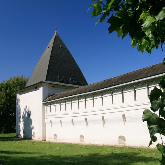 Сохранившиеся части стен и башен