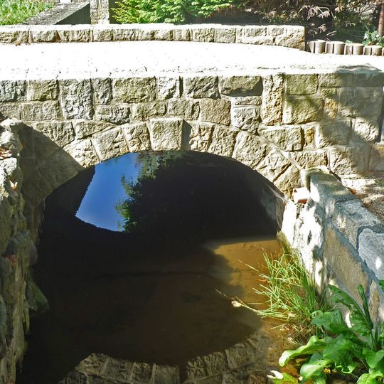 Bogenbrücke über den Mühlgraben Alte Altenberger Straße 18