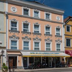 Wohn- und Geschäftshaus