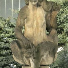 Socha Píseň Země u polikliniky v Žatci