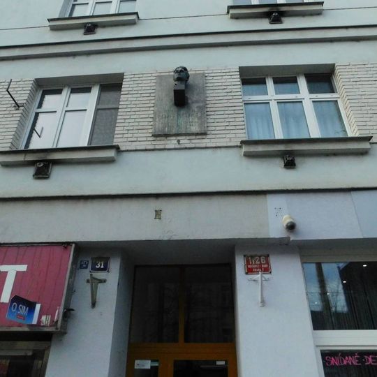 Pamětní deska Karlu Axamitovi na domě Komunardů 1126/31 v Holešovicích