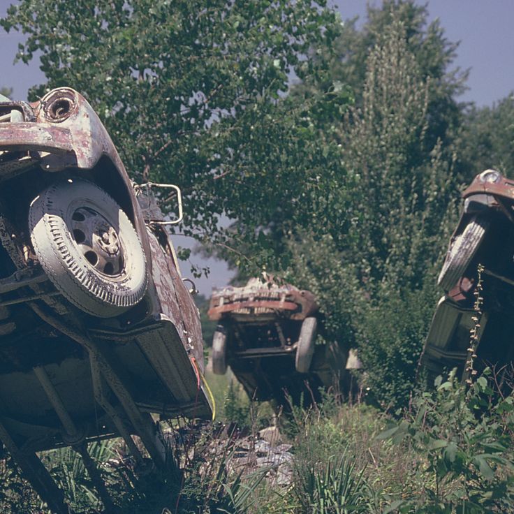 Kunstinstallation mit Fahrzeugen