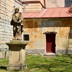 Socha svatého Jana Evangelisty u kostela v Liběšicích