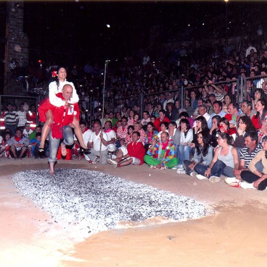 Fiesta del paso del fuego y las Móndidas