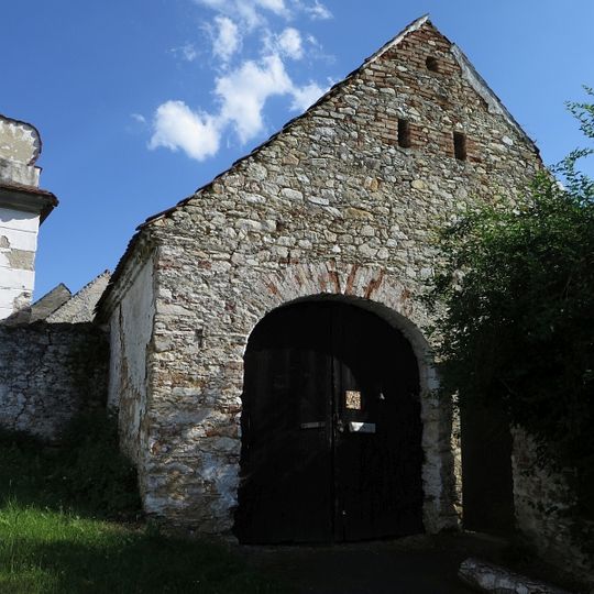 Průjezdní kolna a ohradní zeď usedlosti čp. 4