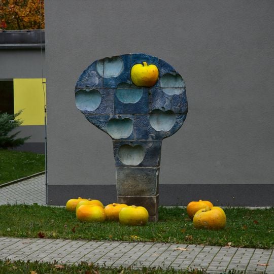 Plastika Jabloň s jablky u školky v Olšové ulici v Klášterci nad Ohří