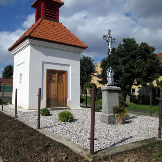 Kříž ve Lhotce u Radnic u kaple