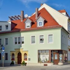 Wohnhaus (mit älterem Sitznischenportal) in Ecklage und in geschlossener Bebauung Neumarkt 11