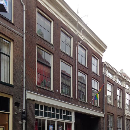 Pand met rechte lijstgevel en jongere onderpui