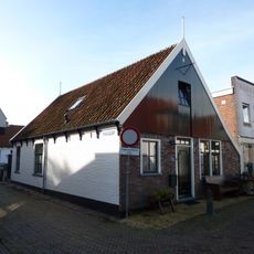 Pandje met eenvoudige houten voorschot