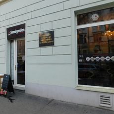 Pamětní deska Františka M. Bartoše na domě Slavíkova 1190/18 na Žižkově