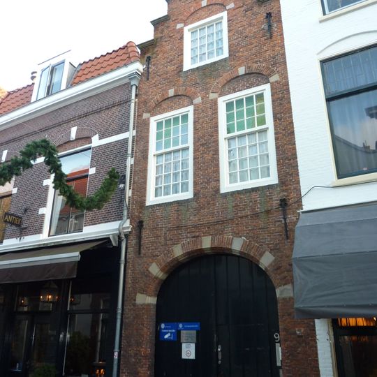 Pand met trapgevel, overbouwde poort met korfboog