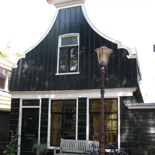 Houten dijkhuis met klokgevel