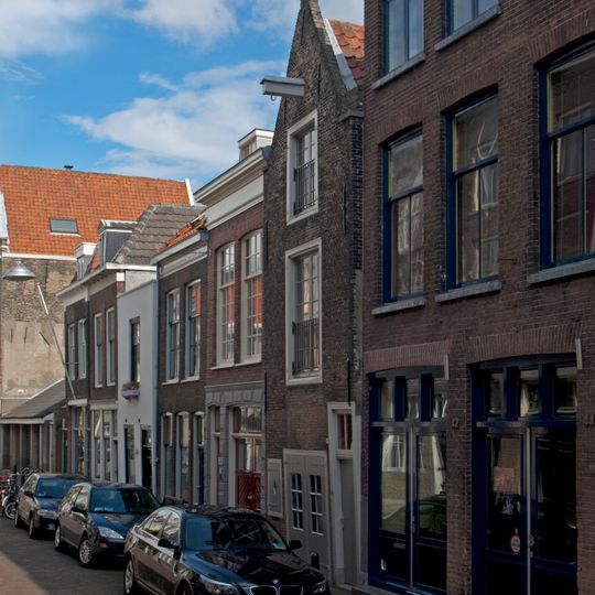 Pand met puntgevel met vlechtingen