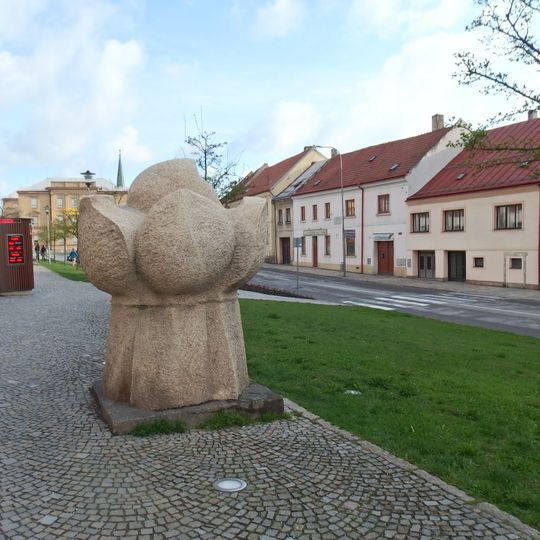 Plastika před obchodním domem v Třešti