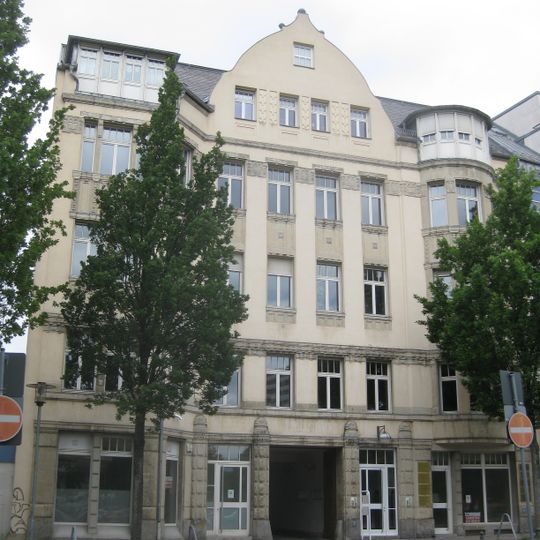 Mietshaus mit Läden in geschlossener Bebauung Waisenstraße 13