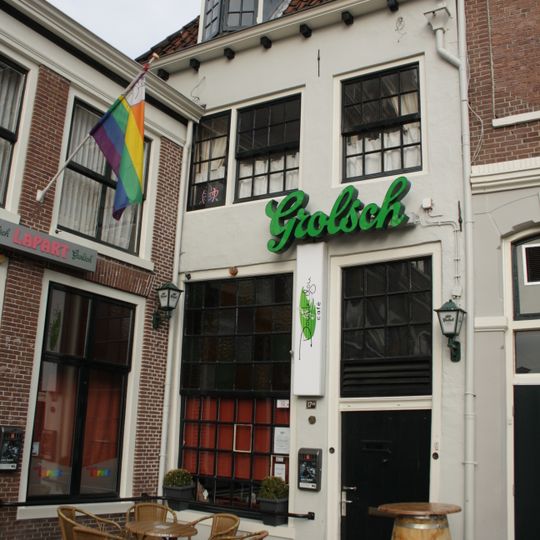 Eenvoudig gepleisterd huisje. Kleine roedenverdeling in de vensters. Volgens overlevering z.g. "putjesdrukkerij" waar gedichten van J. vd Vondel zouden zijn gedrukt