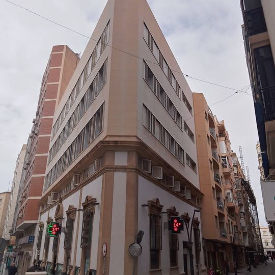 Edificio de locales y viviendas