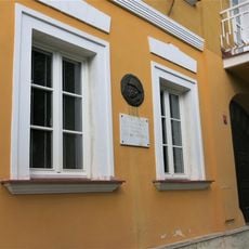 Pamětní deska Eduarda Petišky na domě Karlovarská 5/1 v Mariánských Lázních