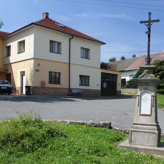 Krucifix u kapličky