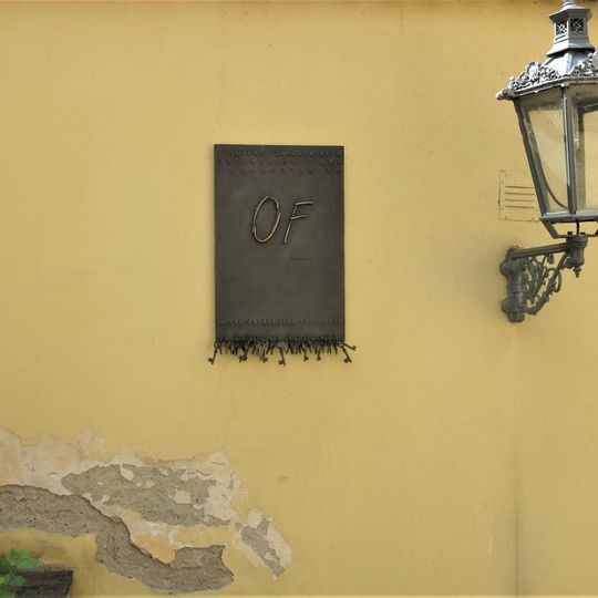 Pamětní deska Občanského fóra na ohradní zdi areálu muzea v Čelákovicích