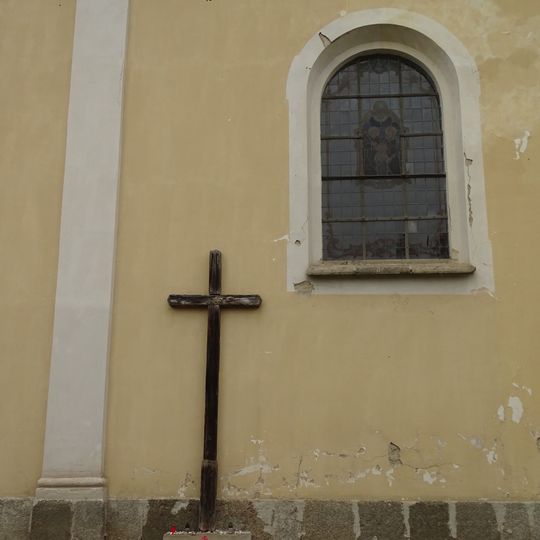 Kříž u kostela v Chodové Plané